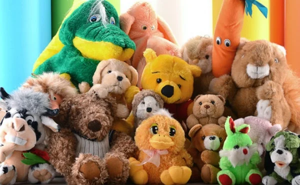 Happy moments: The warm embrace of plush toys allows children to feel endless love and care"